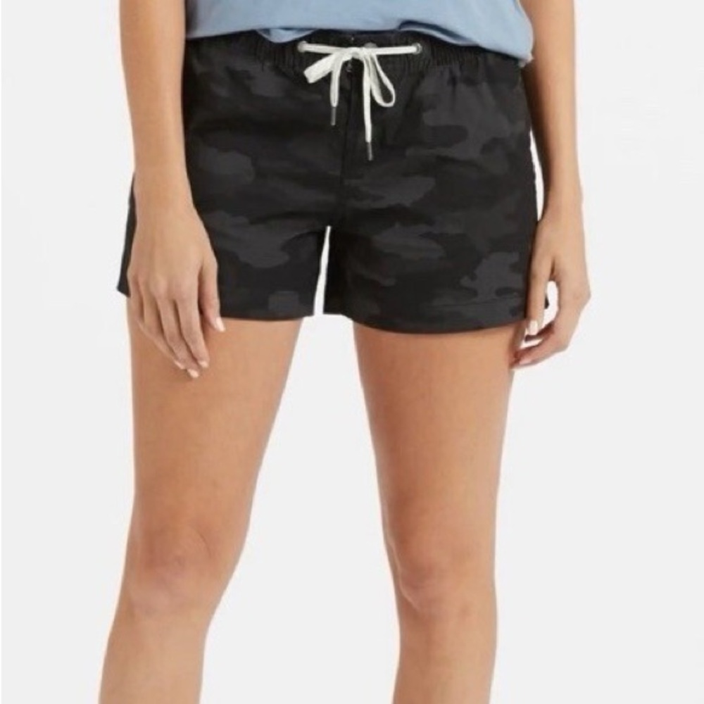Vuori Women’s size Large Ripstop Gray & Black Camouflage Shorts